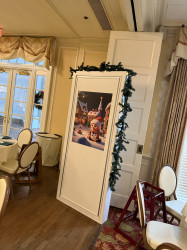 Museum-Style Picture Display